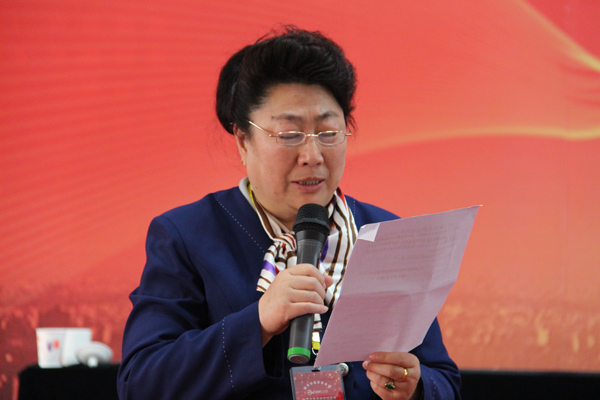 总部特许总监蔡淑云宣读《关于表彰2012年度先进单位和个人的决定》