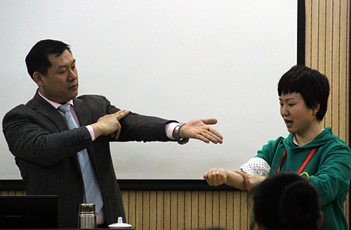 高级中医养生师朱树伟老师给学员们讲授“小儿经络按摩”