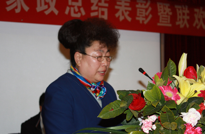 华夏中青执行总经理蔡淑云宣读表彰决定及名单