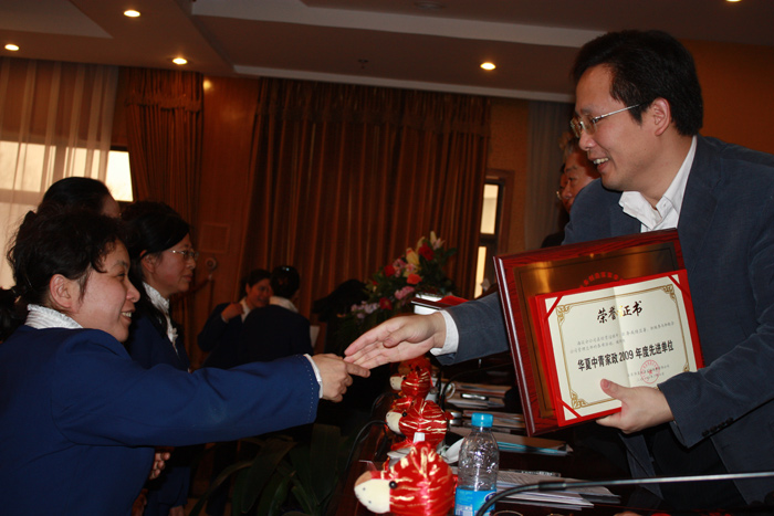 团中央青工部徐晓部长为受表彰的代表颁发奖牌